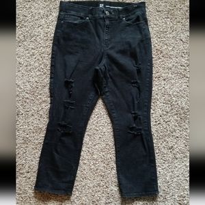 NY&C Curvy Skinny Distressed black capris